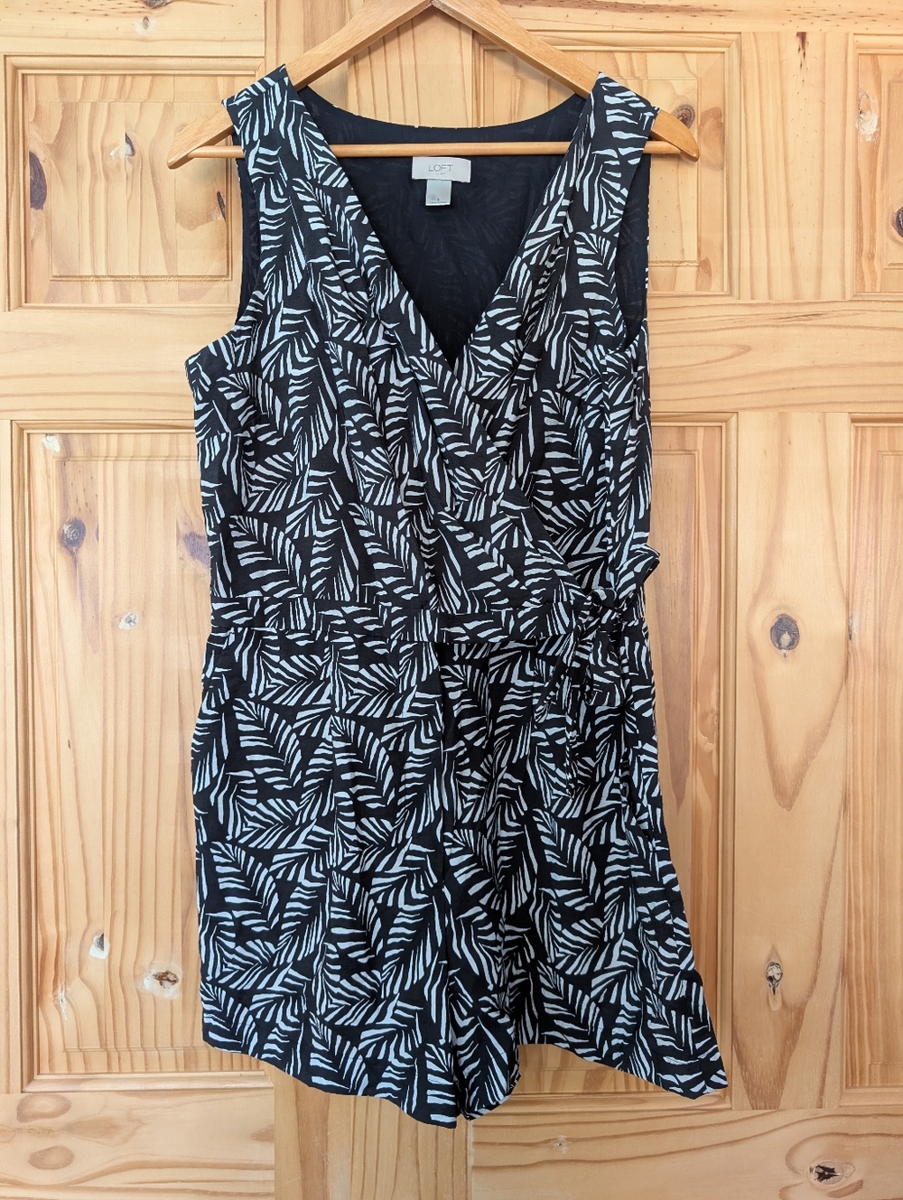 LOFT Black and White Sleeveless Palm Leaf Printed Wrap Romper/ Shorts Size 8
